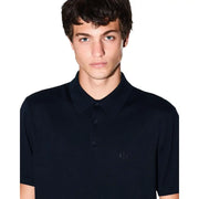 Armani Exchange Polo homme bleu en coton à manches courtes, coloris noir et logo hache discrètement brodé sur la poitrine gauche.