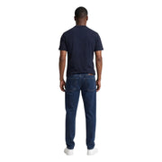 Jean en denim bleu foncé à coupe droite classique et coutures apparentes, associé à armani exchange T-shirt homme bleu en coton à col rond