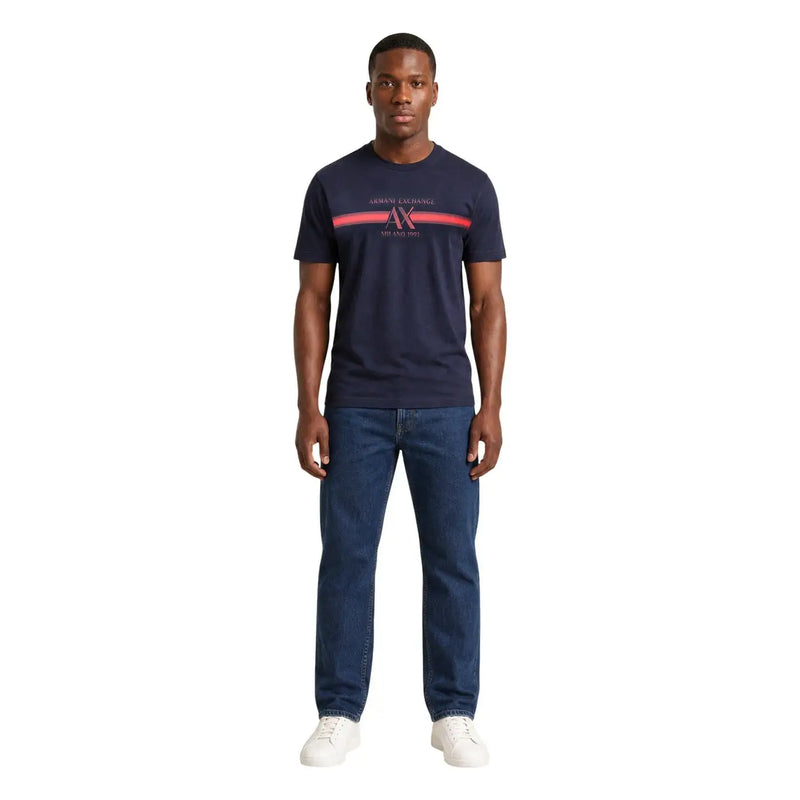 Armani Exchange T-shirt homme bleu en coton, col rond et bande logo rouge et blanche sur la poitrine