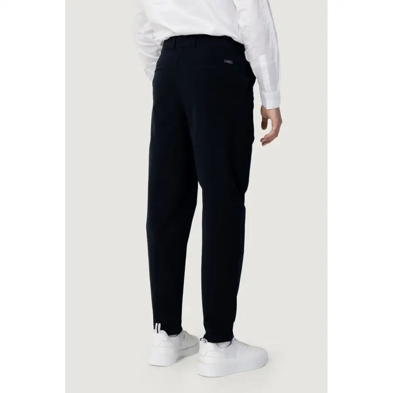 Armani Exchange Pantalon bleu en coton pour homme, coupe moderne et élégante, poches latérales discrètes, idéal pour le printemps et l'été.