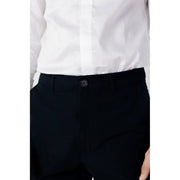 Texture noire Armani Exchange Pantalon bleu en coton pour homme, à fines rayures verticales et ceinture à boutons ronds foncés.