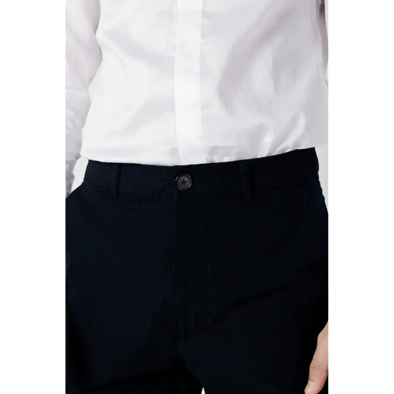Texture noire Armani Exchange Pantalon bleu en coton pour homme, à fines rayures verticales et ceinture à boutons ronds foncés.