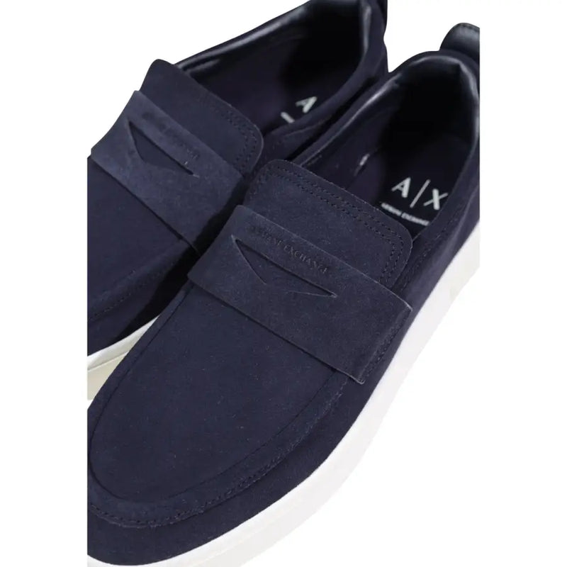 Armani Exchange Baskets sport slip-on pour homme en cuir bleu marine, en daim, avec semelles en caoutchouc blanc et semelle intérieure ornée du logo Axe.