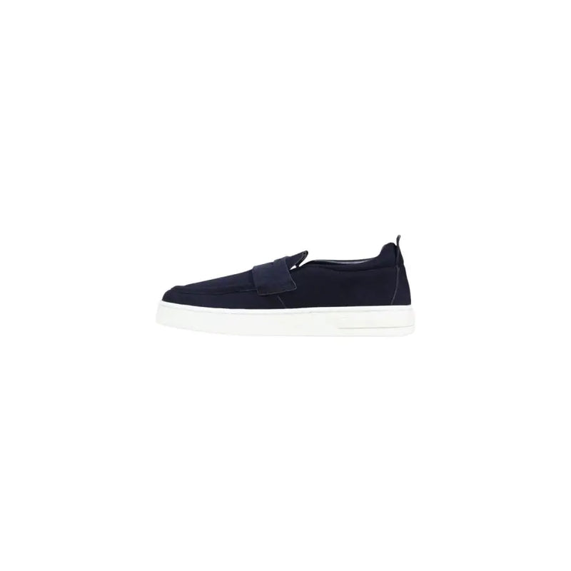 Armani Exchange Baskets sportives pour homme en cuir bleu marine, à enfiler, avec tige en daim bleu marine et semelle en caoutchouc blanc.