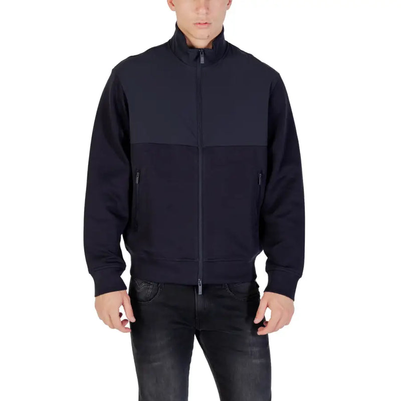 Armani Exchange Blazer bleu homme à fermeture éclair longue et poches avant, avec empiècements bicolores bleu marine et style veste de survêtement zippée.