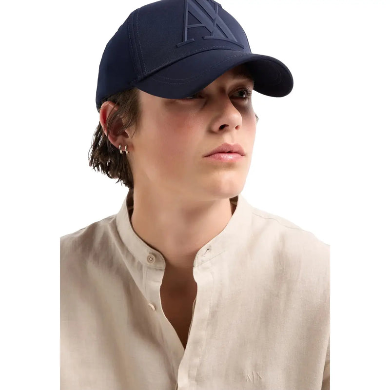 Armani Exchange Casquette homme en polyester imprimé bleu marine avec un logo discret en relief sur le devant