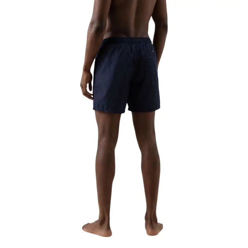 Armani Exchange Short de bain homme bleu marine imprimé en polyester, avec un design simple et un logo discret sur la ceinture.