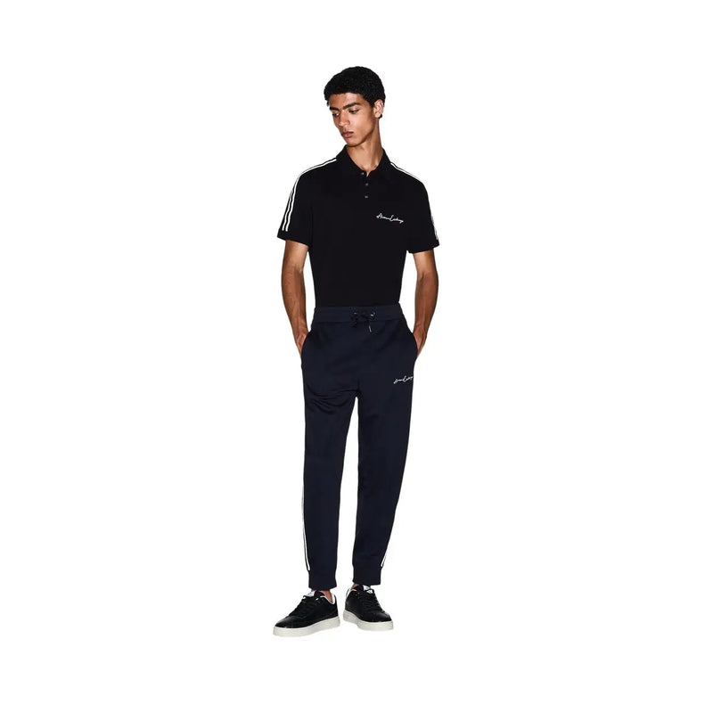 Polo noir à rayures blanches sur les manches et logo brodé, associé à Armani Exchange pantalon bleu en polyester pour homme