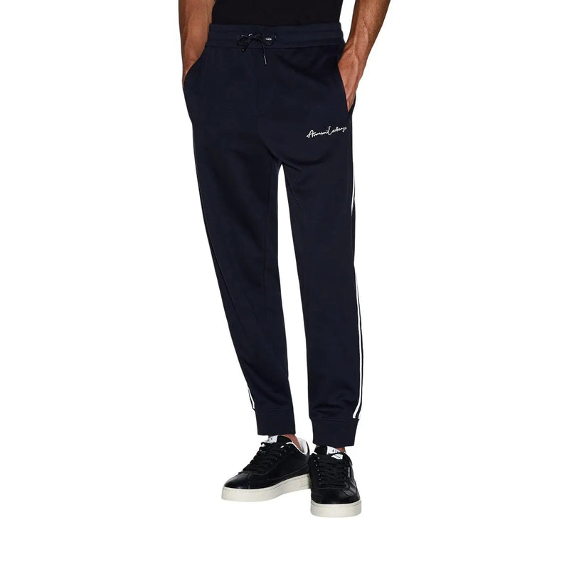 Armani Exchange Pantalon de jogging bleu marine pour homme, mélange de polyester et de coton, avec bandes latérales blanches et logo brodé sur la cuisse.