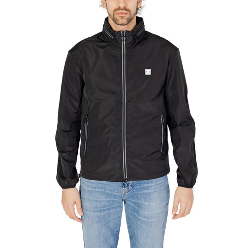Men’s black lightweight zip blazer with front pockets paired with light wash blue jeans