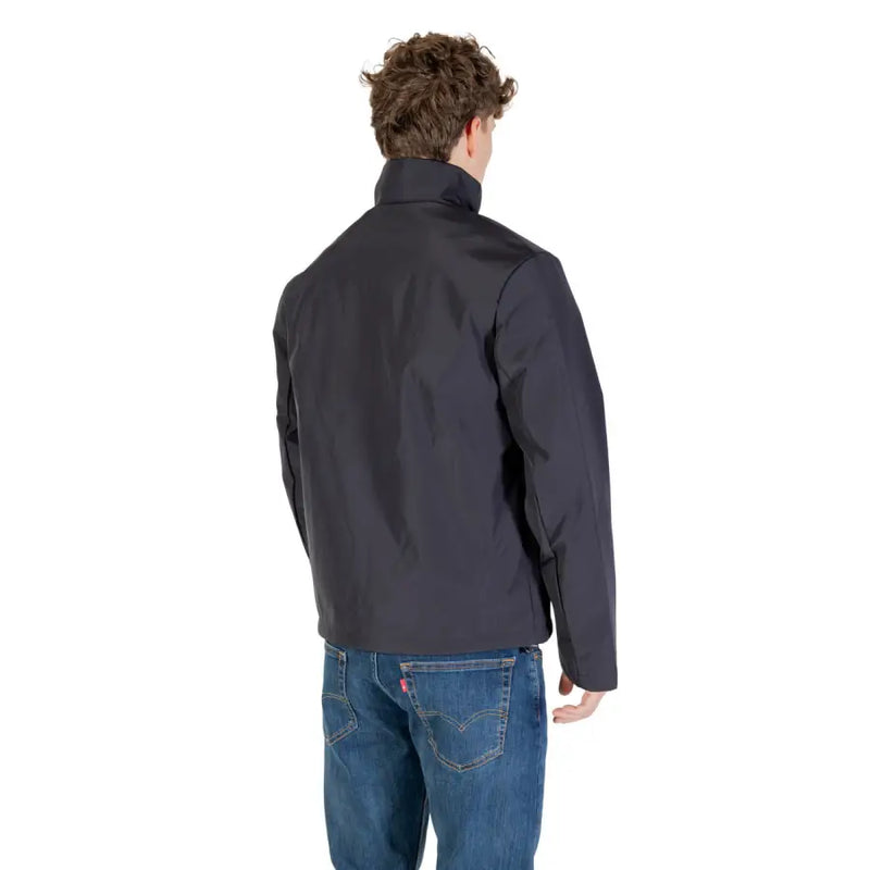 Armani Exchange Blazer bleu zippé pour homme, col roulé en polyester avec col montant en nylon noir et détails de coutures discrets.