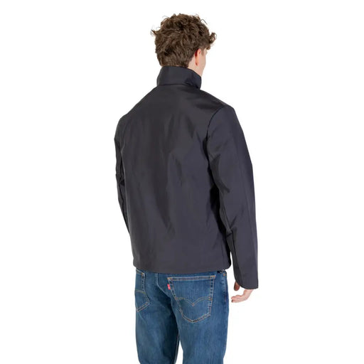 Armani Exchange Blazer bleu zippé pour homme, col roulé en polyester avec col montant en nylon noir et détails de coutures discrets.