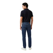 Jean en denim bleu foncé à cinq poches et empiècement en cuir marron, associé à armani exchange polo bleu zippé pour homme
