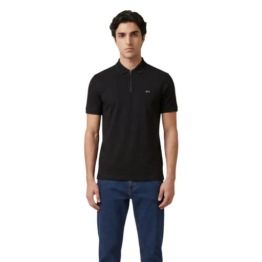Armani Exchange Polo noir pour homme avec logo blanc sur la poitrine et col zippé en viscose