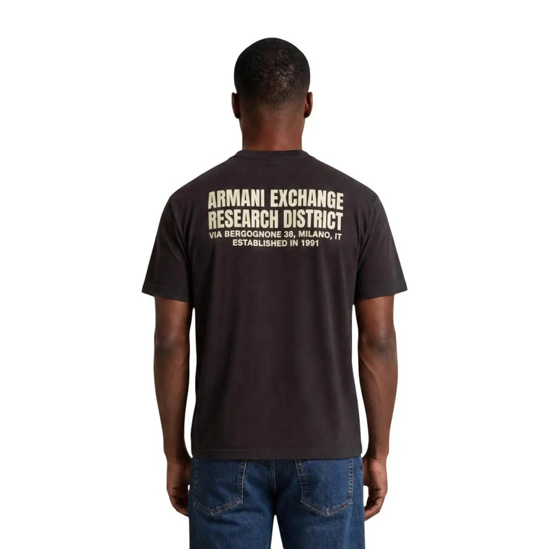 Armani Exchange T-shirt homme en coton marron, dos dévoilant un tissu noir et des détails du texte « Research District » couleur crème.