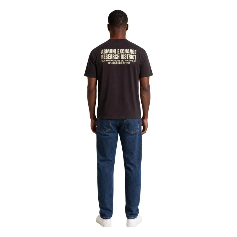 Armani Exchange T-shirt homme en coton marron, dos visible avec tissu noir et texte beige « Research District ».