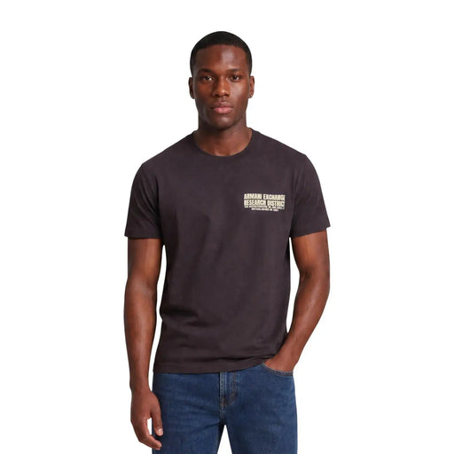 Armani Exchange T-shirt homme en coton marron avec un motif graphique gris foncé et blanc sur la poitrine gauche