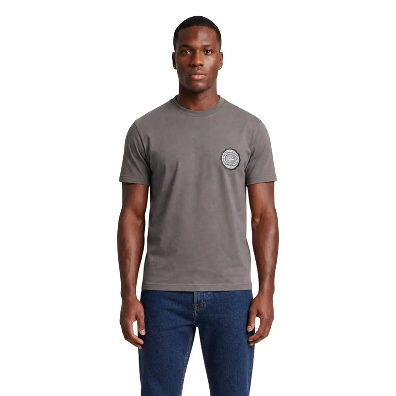 Armani Exchange T-shirt homme en coton marron, col rond gris et logo brodé circulaire sur la poitrine gauche.