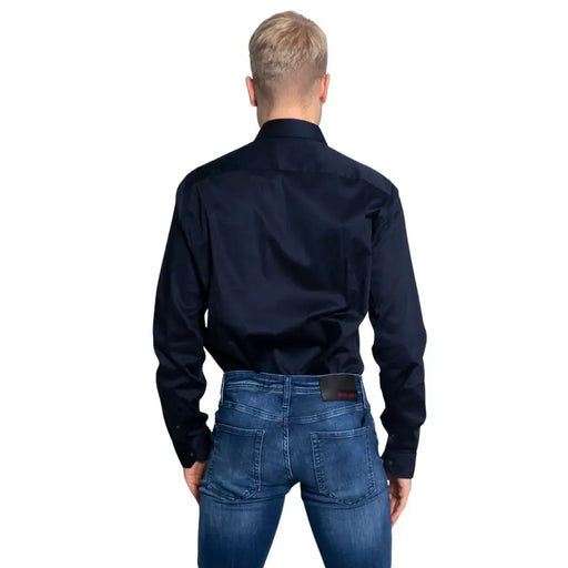 Armani Exchange Chemise classique bleue à manches longues pour homme, idéale pour le printemps et l'été, d'une élégante couleur bleu marine foncé et d'un léger brillant.