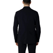 Veste de costume noire cintrée avec col blanc impeccable et poignets boutonnés discrets pour les occasions formelles. Armani Exchange