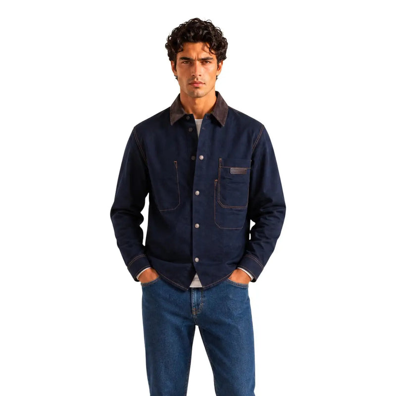 Armani Exchange Chemise homme en coton bleu classique à manches longues, avec veste en jean bleu marine à col et finitions de poches marron foncé.