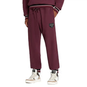 Armani Exchange Pantalon en coton bordeaux pour homme, orné de rayures noires et blanches à la taille, aux poignets et sur les poches latérales.