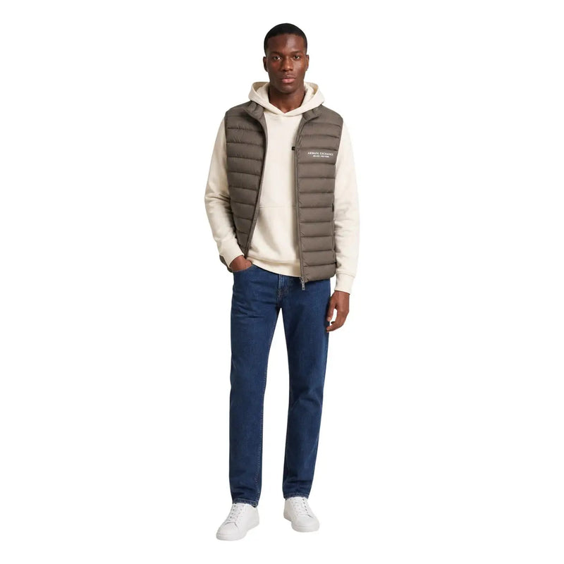 Armani Exchange Gilet sans manches marron pour homme, en duvet, avec intérieur matelassé vert olive et fermeture éclair sur le devant.