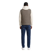 Armani Exchange doudoune sans manches pour homme, marron taupe matelassée, à capuche blanche, portée sur une chemise crème