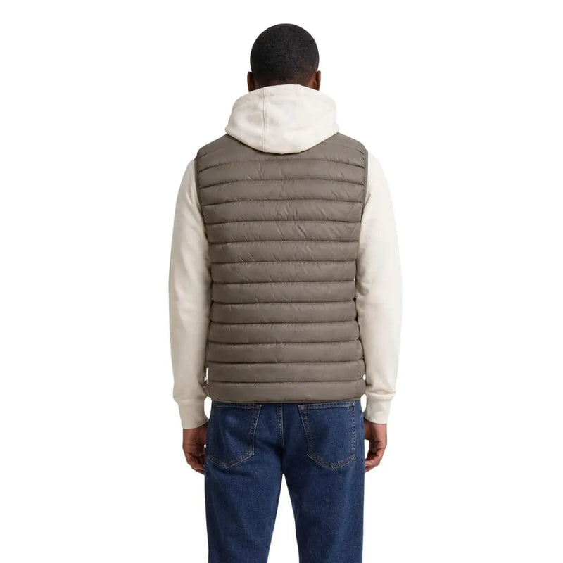 Armani Exchange doudoune sans manches marron matelassée à capuche pour homme, portée par-dessus un sweat à capuche crème