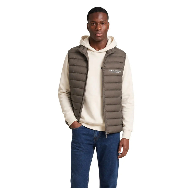 Armani Exchange Gilet sans manches matelassé vert olive pour homme, avec fermeture éclair sur le devant et logo discret sur la poitrine.