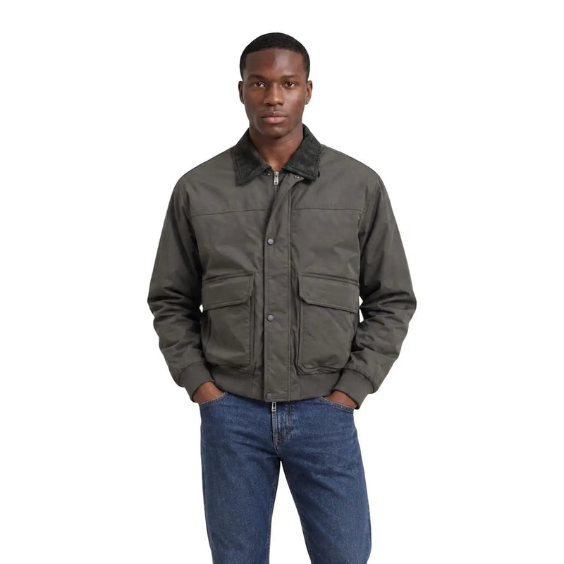 Armani Exchange Blazer vert olive en polyester pour homme, style veste matelassée, col foncé et poches à rabat sur le devant.