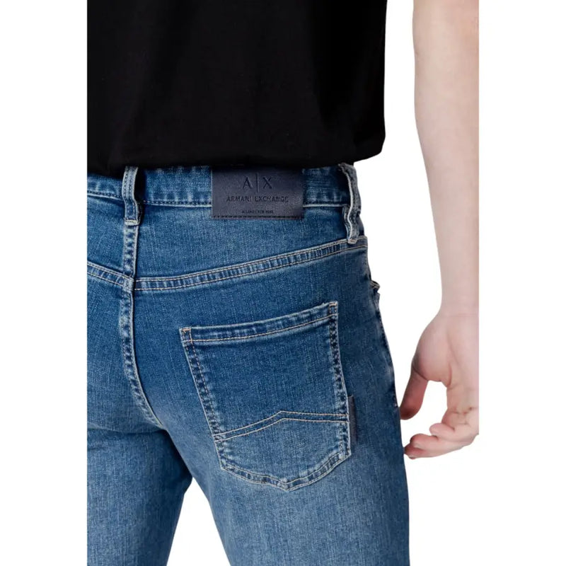 Coton stretch bleu Armani Exchange Jean pour homme avec écusson de marque en cuir noir à la ceinture, vu de dos