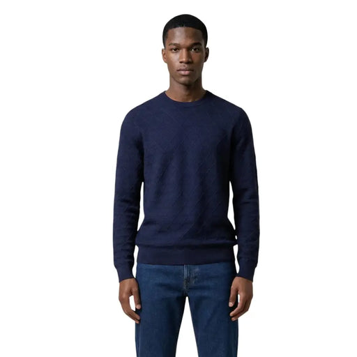 Armani Exchange Pull homme bleu marine à col rond et manches longues, en maille, orné d'un discret motif losanges.