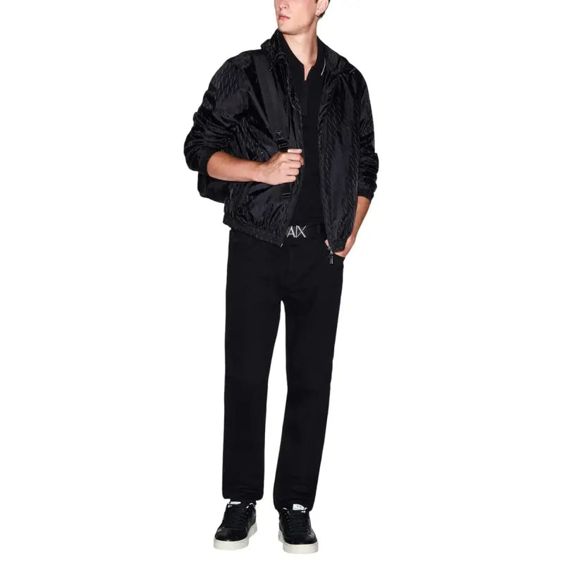 Blouson aviateur noir texturé, légèrement brillant, avec poignets côtelés, idéal pour un look polo homme à manches courtes en coton.
