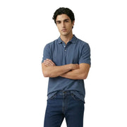 Un homme portant un Armani Exchange Polo homme bleu marine à manches courtes en coton et élasthanne avec logo brodé