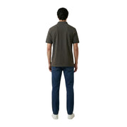 Un homme portant un Armani Exchange Polo homme marron à manches courtes en coton et élasthanne, col classique et coutures apparentes.