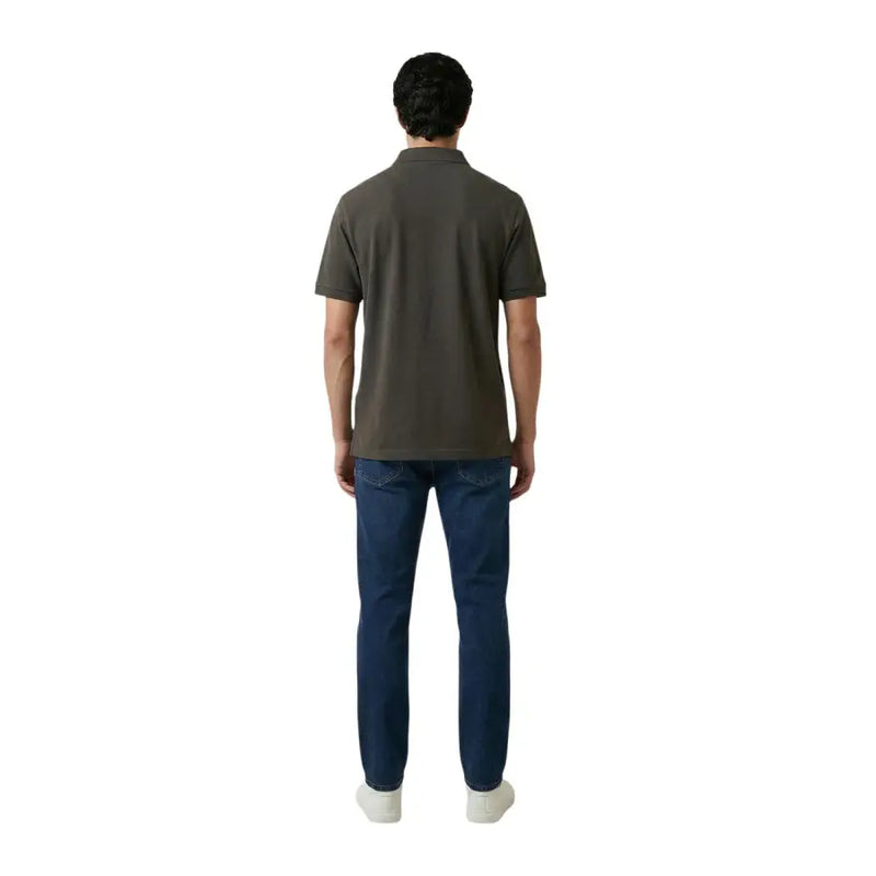 Un homme portant un Armani Exchange Polo homme marron à manches courtes en coton et élasthanne, col classique et coutures apparentes.