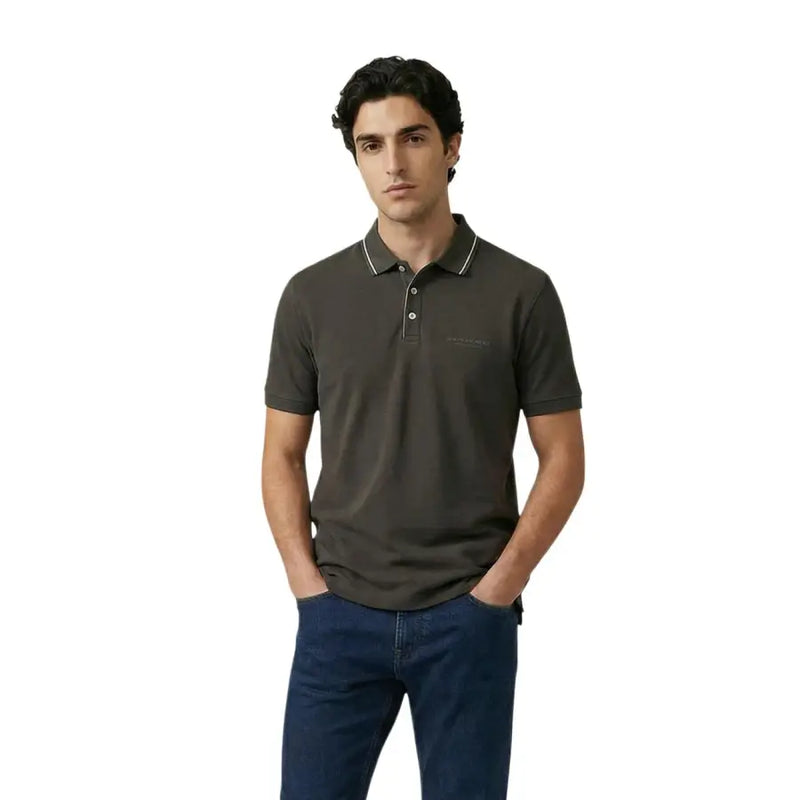 Armani Exchange Polo homme marron à manches courtes en coton et élasthanne, vert olive foncé, avec bordure blanche au col et à la patte de boutonnage.