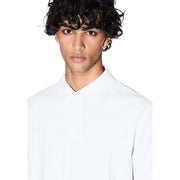 Armani Exchange Polo homme blanc à manches courtes 100 % coton, avec une fermeture boutonnée blanche impeccable et des détails de col modernes.