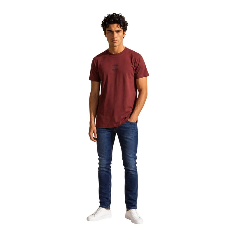 Armani Exchange T-shirt rouge en coton pour homme, manches courtes, avec un logo noir discret sur la poitrine.
