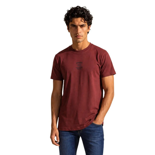 Armani Exchange T-shirt rouge en coton pour homme, col rond, avec petit logo noir sur la poitrine gauche.