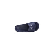 bleu marine foncé armani exchange pantoufles en caoutchouc pour hommes, modèle slip-on, avec logo Axe blanc et matière en caoutchouc.