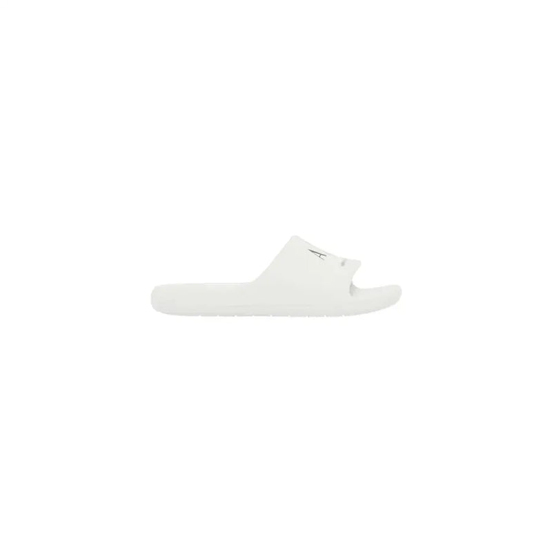 Sandales blanches à enfiler, au design minimaliste et ornées d'un discret logo bleu sur la bride. armani exchange pantoufles en caoutchouc pour hommes