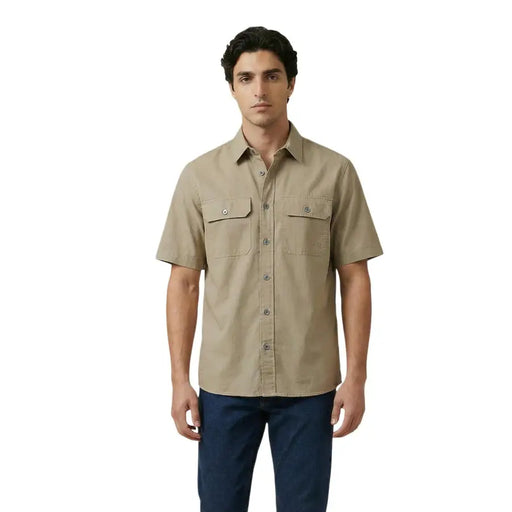 Armani Exchange Chemise homme kaki à manches courtes, boutonnée, avec deux poches poitrine et boutons argentés