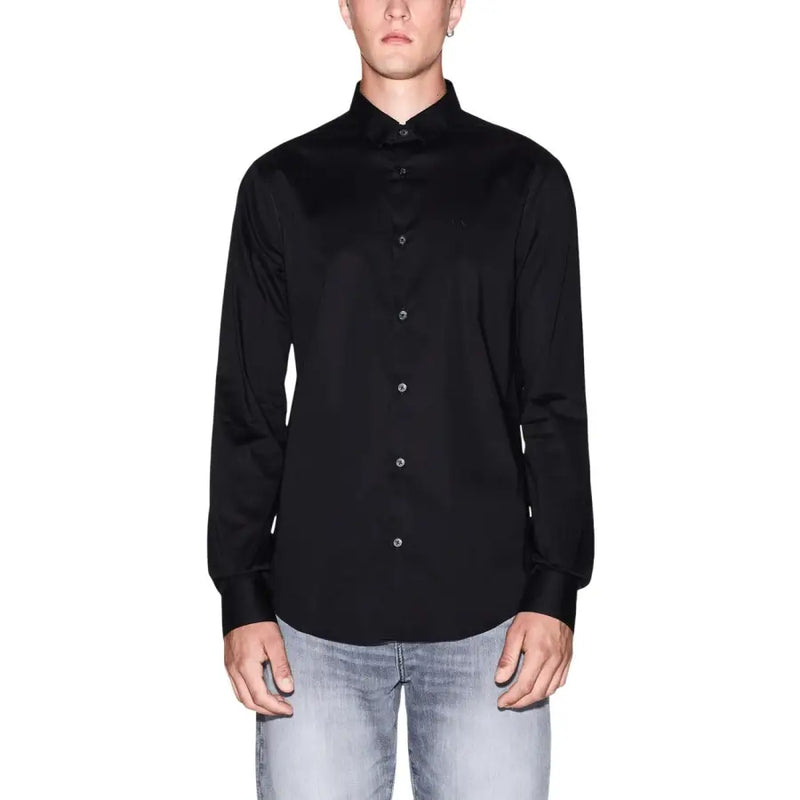 Armani Exchange Chemise noire à manches longues pour homme, boutonnée, avec un léger brillant et des boutons argentés, en tissu raffiné.