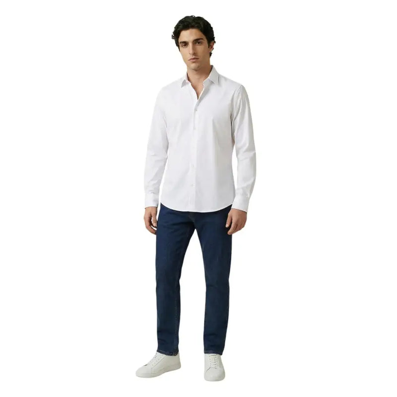 Armani Exchange Chemise pour homme blanche impeccable à manches longues, boutonnée, avec col classique et confectionnée dans un tissu parfaitement repassé.