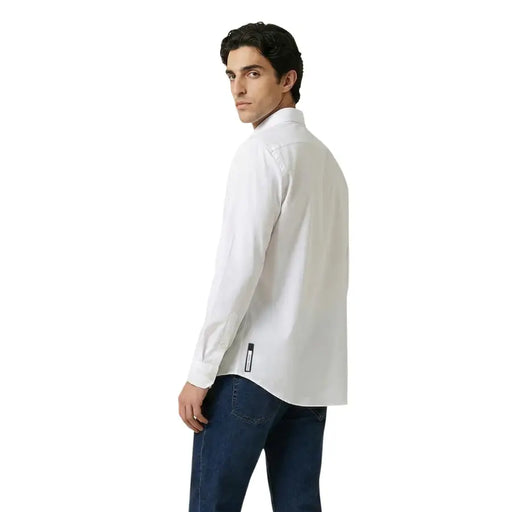 Armani Exchange Chemise homme blanche impeccable à manches longues, col classique et détails de couture discrets.