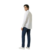 Vue arrière d'un Armani Exchange Chemise blanche à manches longues pour homme, boutonnée, avec un logo vertical discret sur la couture inférieure du dos.