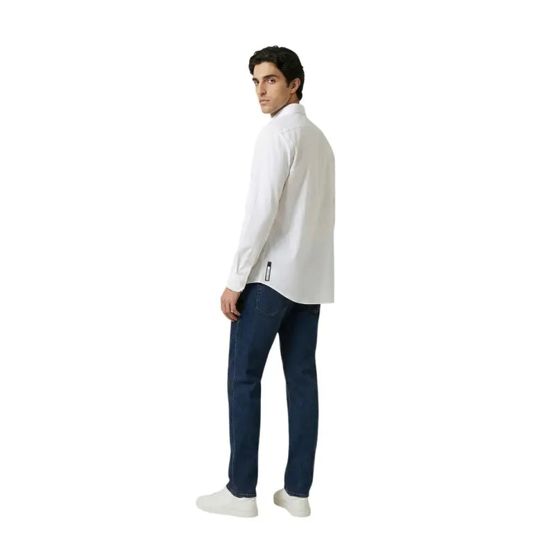 Vue arrière d'un Armani Exchange Chemise blanche à manches longues pour homme, boutonnée, avec un logo vertical discret sur la couture inférieure du dos.
