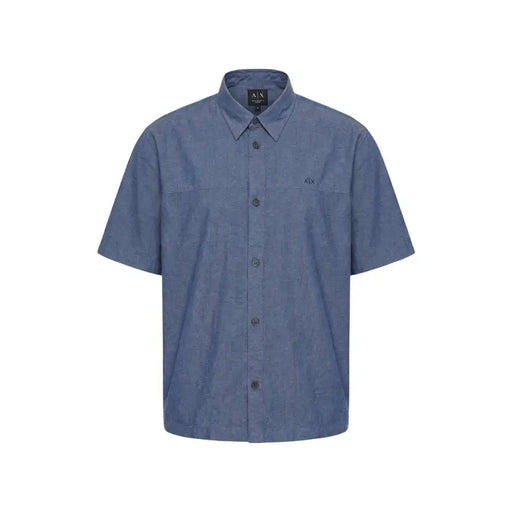 Armani Exchange Chemise homme bleue à manches courtes boutonnée, en tissu texturé discret avec petit logo brodé sur la poitrine
